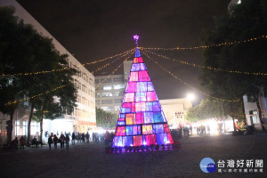 南開科大同學創出蒙德里安風格的聖誕樹綻出璀璨光芒。（南開提供）