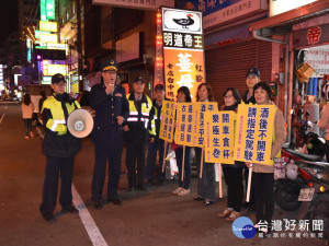 烏日警方到薑母鴨店宣導取締酒駕。林重鎣攝