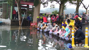 
圖:石門水庫大壩進行魚苗放流，由北水局長主持，並邀三坑及石門國小的學生參加。(記者陳寶印攝)