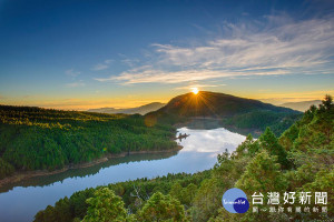 要看台灣最美的湖景日出就到太平山上。（圖／羅東林管處提供）