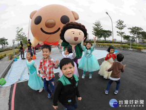在陳菊市長分身－花媽人偶的帶領之下，至現場視察大氣球充氣的過程。（圖／記者何沛霖攝）