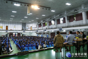 市長朱立倫與板中800位學生座談，鼓勵同學們擁抱夢想、不怕挫折，堅定地朝目標實踐。（圖／記者黃村杉攝）