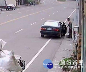 男子不懼大白天往來人車，竟以活動扳手偷取路邊小貨車電瓶，警方據監視器畫面循線約談到案。（記者陳昭宗拍攝）