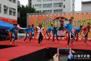 南開原民社團舉辦原住民傳統舞蹈創意賽，各展舞功。（記者扶小萍攝）