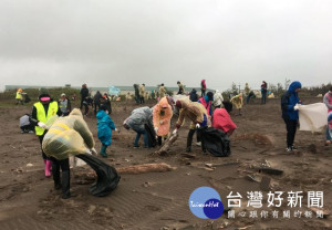 桃園市環保局於大園區內海里沿海的沙灘舉行「牽手淨灘，海好有你」淨灘活動。