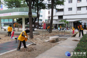 台南市中西區市民響應清潔日，一早起身共同清淨家園環境。