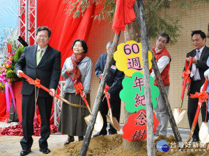 桃園市長鄭文燦參加成功國小「綜合大樓」落成啟用典禮中，為成功國小建校60周年植樹紀念。