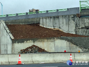 大竹路未完工搶通車   橋面中心線偏移易出事