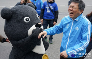 熊讚表示，他知道會跟柯市長同台，天氣這樣冷，如果又要彈他的鼻子，一定更痛，所以他就耍了心機，在鼻頭貼上OK繃。（圖／熊讚Bravo臉書）
