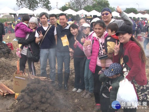 焢窯不畏風雨 數千民眾體驗農村生活