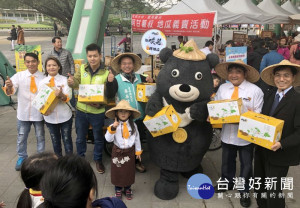 「熊讚」與雲林縣議員蔡岳儒、台北市議員謝維洲及水保局南投分局長陳榮俊化身農產特賣大使，關懷弱勢族群。（記者陳昭宗拍攝）