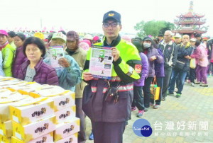 北港警方啟動「護老巡護」宣導列車，向長輩送上關懷並執行居家巡護及宣導交安等觀念。（記者陳昭宗拍攝）