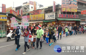 北港警方結合轄區幼兒園舉辦「2017銀色聖誕親子創意」暨「反毒遊行向毒品說NO」遊行踩街活動。（記者陳昭宗拍攝）