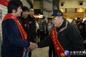 第2225梯次末代陸軍及892梯末代空軍入營服役，823砲戰戰友為新兵披掛「光榮入伍」彩帶，傳承國軍精神。（圖／記者黃村杉攝）