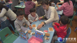 新北公托親子館迎聖誕　蓋薑餅屋親子樂開懷