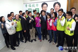 綠營台南市現、參選台南市議員眾人，齊集作出共同選「哲」，力挺黃偉哲選台南市長。