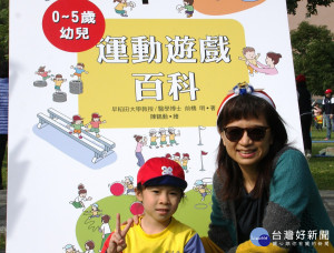 教育局副局長黃靜怡21日至市立板橋幼兒園-新民分班與學童進行「聖誕闖關歡樂GO」活動。（圖／記者黃村杉攝）