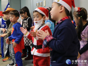 市府幼兒園由園長及老師帶著精心打扮的幼兒園小朋友，分別至府內財政局、新聞局等局處，以活潑可愛的歌舞律動來報佳音。（圖／記者黃村杉攝）