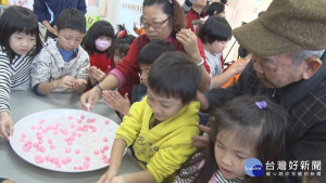 和平國小舉辦冬至搓湯圓　祖孫同樂共餐趣