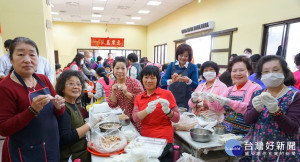 果菜公司總經理江惠貞號召志工包水餃，完成逾2萬顆水餃由暖心配送小組直送警消同仁們手上。（圖／記者黃村杉攝）