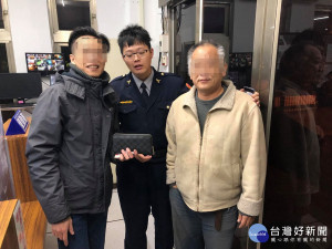 中壢分局龍興派出所協助1名鍾姓男子(左)找回遺留在計程車上的3萬元現金。