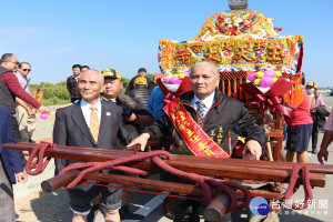 玉天宮舉行「玉天大帝請水謁祖」祭典遶境遊行，主委吳響峻(右)帶領信眾進行「請水」祭典，遙拜大陸祖廟。(圖/記者黃芳祿攝)