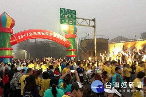 朝天宮董事長蔡咏鍀和北港鎮長張勝智鳴槍起跑後，人群衝出起跑線，場面壯觀。（記者陳昭宗翻攝）