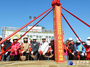 「龍慈路與龍岡路三段路口至營德路段」開工典禮中，桃園市長鄭文燦和與會貴賓們共同持鏟動土。