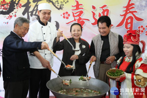 2018梅山汗路文化觀光祭活動記者會中，縣長張花冠介紹活動最大賣點，復刻梅山汗路古早粥。（圖／嘉義縣政府文化觀光局）