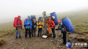 南二段山屋建置加壓艙揹送英雄於途中合影。〈圖片玉管處提供〉