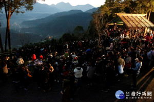 去年日月潭金龍山迎曙光活動吸引人潮盛況。人多，勢必車多，遊客務必遵守員警交通指揮，以保持交通順暢。