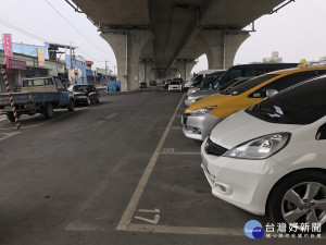 板橋區臺65線橋下平面停車場，107年1月2日起採計時收費。（圖／記者黃村杉攝）