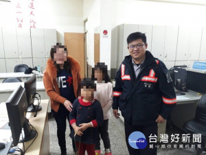 公園內小小姐妹同走失 警安撫情緒助找家人