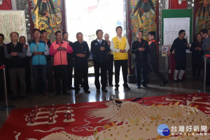 林明溱任醮官和與醮官們共同上香祈福。（記者扶小萍攝）