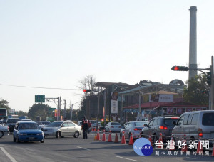 北港警方調派機動警力維護治安及疏導交通，期能提供遊客最便利、優質服務。（記者陳昭宗拍攝）