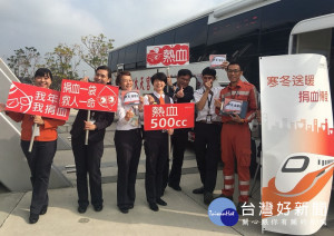 台灣高鐵雲林站舉辦「寒冬送暖、捐血傳愛」活動，許多員工、旅客及熱心民眾紛紛挽袖捐輸熱血，傳遞愛的溫度。（記者陳昭宗拍攝）