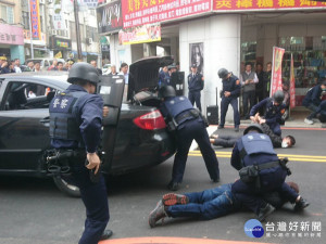 搶匪搶銀行遭逮　苗警防搶演練逼真