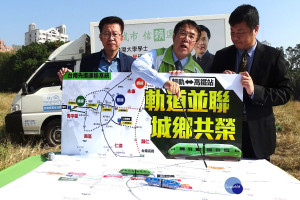 黃偉哲在「平實轉運站」預定地就台南捷運規劃改善提建議。