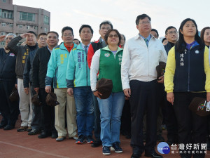 桃園市長鄭文燦同市府局處首長參加「活力桃園、年輕好YOUNG」桃園市107年元旦升旗典禮暨健行活動。