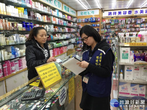 擴大限塑新制正式上路，新北市環保局針對新增的藥粧店等7大類限制使用對象，元旦日起進行稽查。（圖／環保局提供）