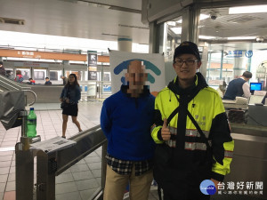 美籍男子手機遺落在小黃　警察半小時內尋回