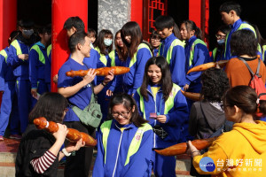 師長手持文昌筆為學生祈福。