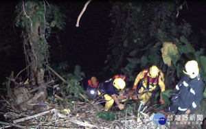 失智翁跌落山坡 警即時發現通報救援