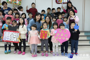 圖說：嘉基幼兒園中班的孩子們將義賣餅乾的所得捐贈給嘉義縣居家服務中心(中間戴眼鏡者為嘉義縣居家服務中心陳沛妤組長，其左為幼兒園許瓊文園長)