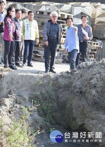 縣長李進勇在林內鄉長張維崢及代表會副主席鄭惟仁陪同下，至林內鄉九芎村、林中村視察護岸與排水工程。（記者陳昭宗翻攝）