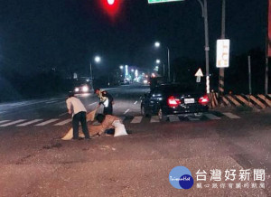 北港所警員陳裕宏等人發現滿地黃豆影響交安，不畏寒風趕緊借來掃把清理現場。（記者陳昭宗拍攝）