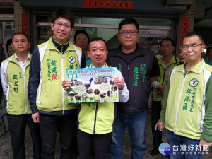 縣議員賴岸璋（中）提出推動鐵道文化園區設立及新建三民、民生市場規劃，爭取民眾支持初選。圖／記者鄧富珍攝