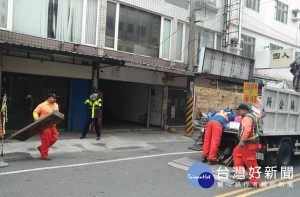 北港警方會同清潔隊進行取締攤販及清除路霸勤務作為，以維護交通秩序與環境安寧。（記者陳昭宗拍攝）