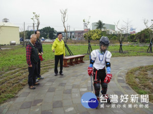 
市議員吳敏濟爭取經費，為大甲區幸福公園興建有籃球與曲棍球二合一多功能運動休閒公園，五日施工說明會中，運動局長王慶堂當場允諾增設槌球場。（記者陳榮昌攝）