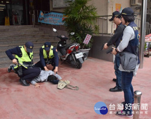 北港警方舉辦防搶演練，過程逼真，路過民眾以為真有搶案議論紛紛。（記者陳昭宗拍攝）